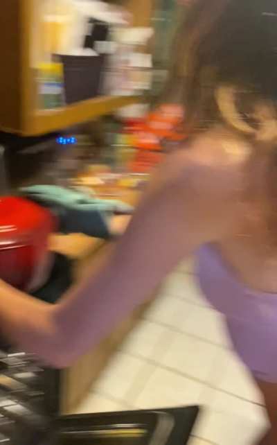 I like cum in my pussy while I cook 🥰🤷🏼&zwj;♀️💕