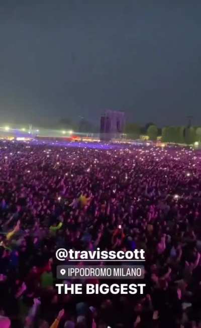 More of Travis currently in Italy &eth;&yen;&eth;&reg;&eth;&sup1; Crowd is MASSIVE &eth;&micro;