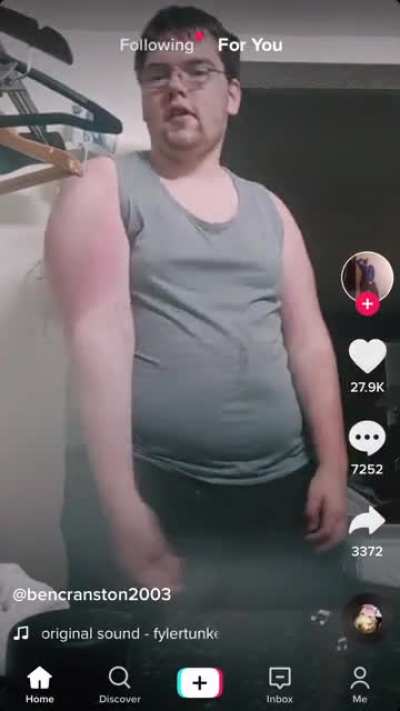 Who&rsquo;s cousin is this? Hard cringe