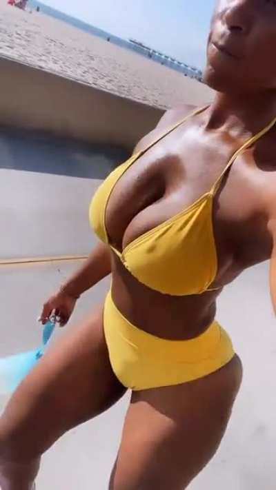 Tia (@tia_becca_)