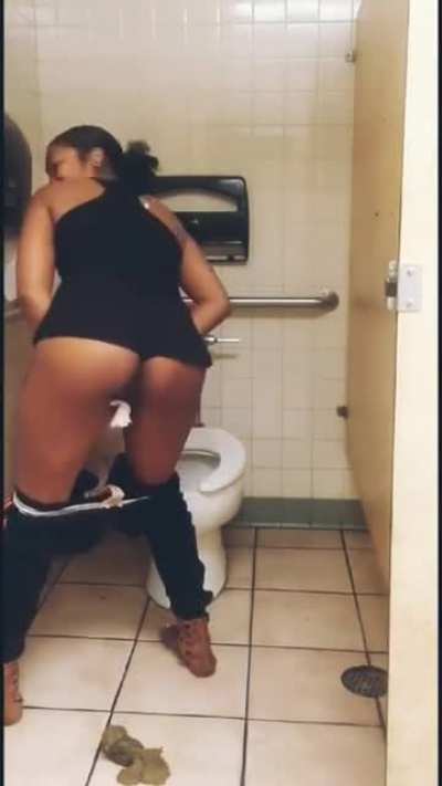 Look at the way that fat ass load splatters all on that floor, her beautiful brown asshole ❤❤❤ { henna<wbr>thego<wbr>ddess }