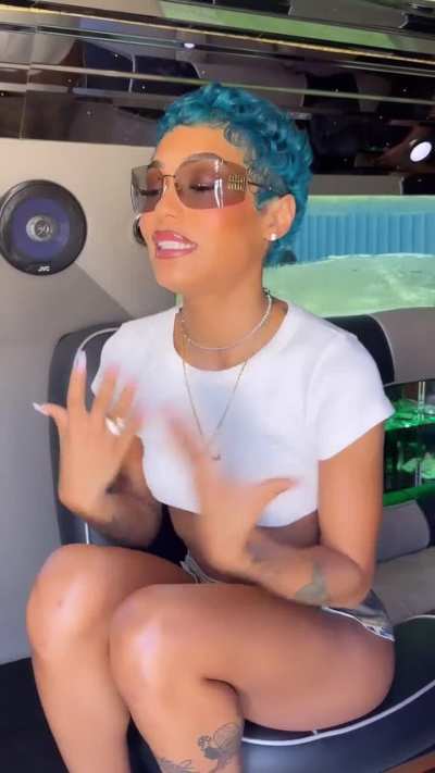 she so sexy😩😩