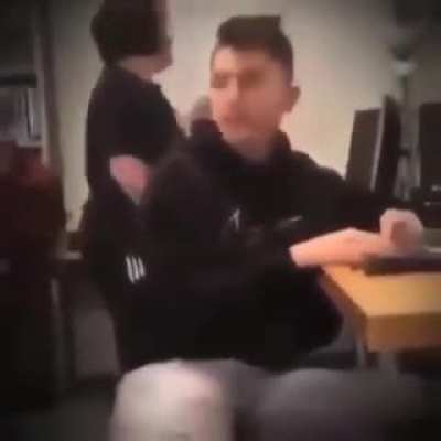 Quando voc&ecirc; joga tanto mortal combat que j&aacute; aplica os golpes na vida real