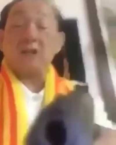 [Vietnamese > English] vietnamese guy with a gun