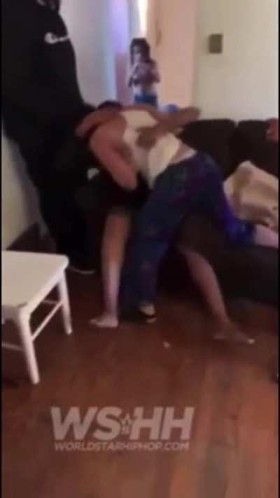She Didn&rsquo;t Wanna Fight But She Beat The Tits Off Her😭😭