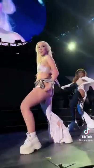 Shes so fineee