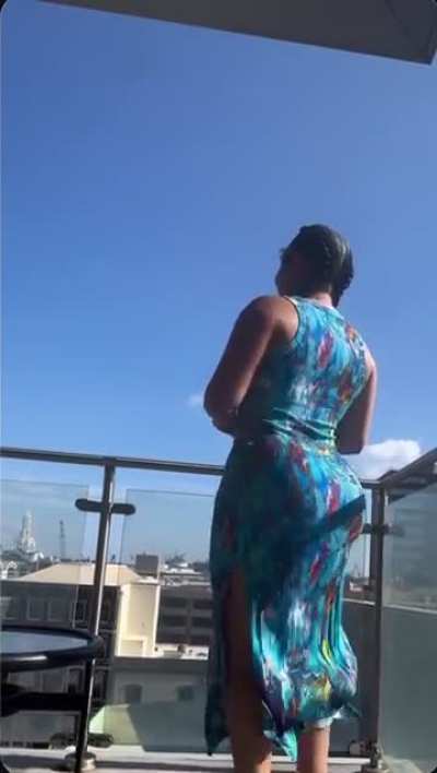 Latina clapping