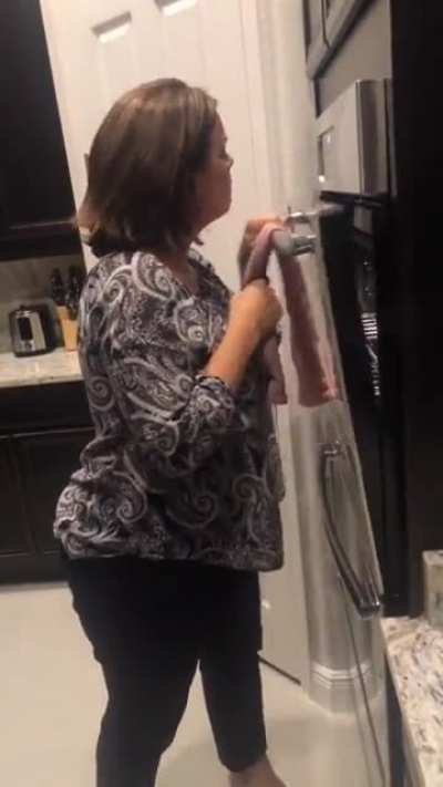 Mother embarrasses her daughter on TikTok