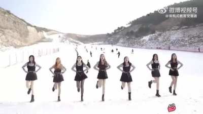 Let&rsquo;s dance in front of skiers!
