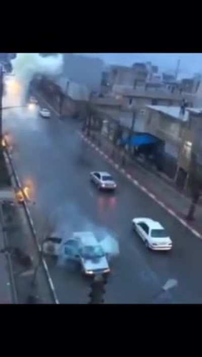 Incredible ! Moving car hit by lightning