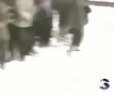 muska takılan horoza mermi işlemiyor. cok ilgin&ccedil; bi video amk anlamadım bi sahtekarlık var ama ney