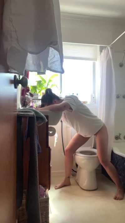Washing my fringe, chatting to mum about lunch AND peeing&mdash;all with the help of a handily placed toilet 