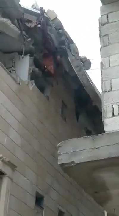 🚨 WARNING: GRAPHIC VISUALS. ⚠️ Turkey/Syria earthquake 🇸🇾 A Syrian father was unable to save his son and asked him to say the shahada 🥹💔.