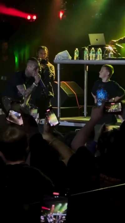 Skies brings young fan on stage at Grand Rapids, MI show