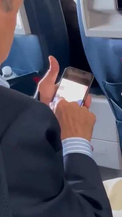 Creep on plane deletes his accidental selfies