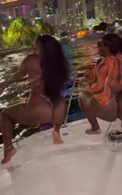 thick hoes😮&zwj;💨🍑