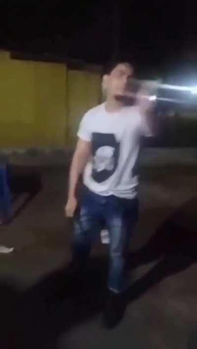 Na zona sul de Teresina (PI) um homem usando camiseta com s&iacute;mbolo nazista sauda Hitler e faz amea&ccedil;as contra pessoas em bar