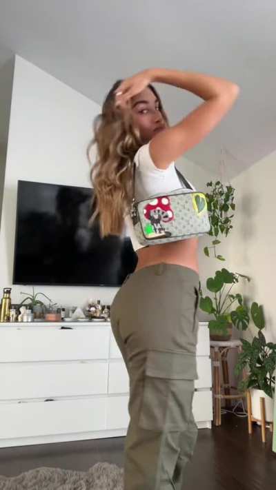 Crop top hottie