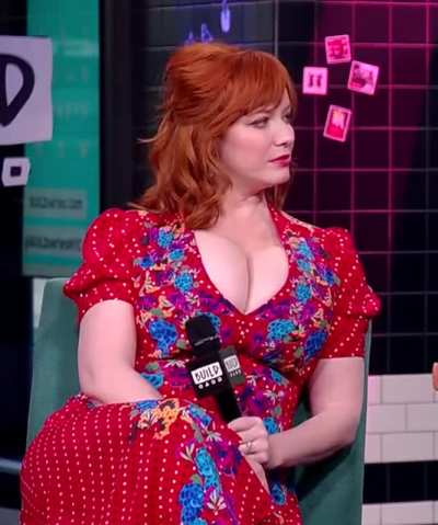 Christina Hendricks flaunts her busty cleavage