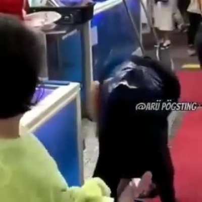 Cuando la waifu descubre de d&oacute;nde viene el sushi :c 
