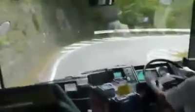 Паходу там китайцев везут.