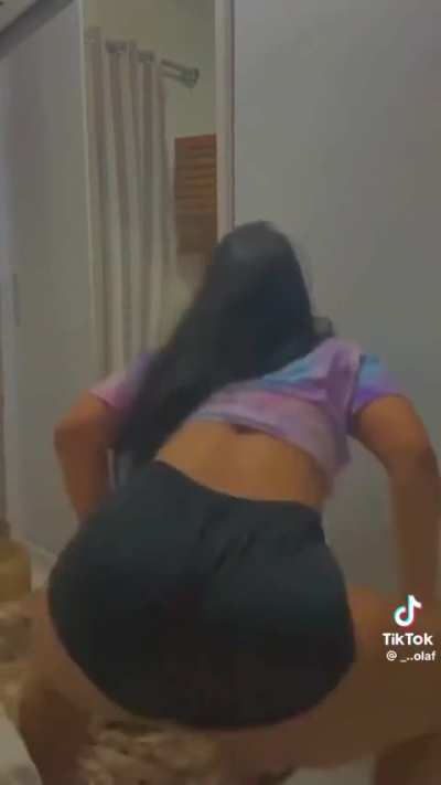Gostosa rebolando