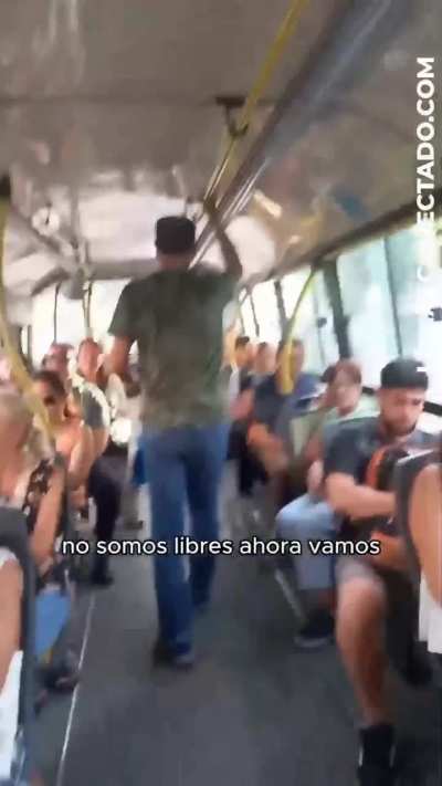 Pasajera descontenta con la tarifa de transporte y el gobierno de turno