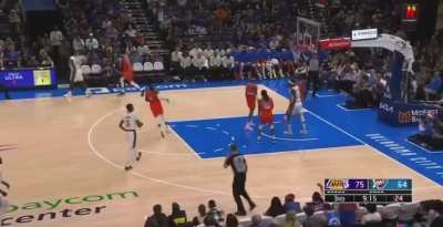 [Highlight] Lebron splashes the 3 over Chet