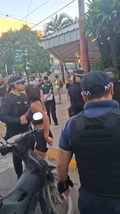 Caminera de Chaco detuvo a dos menores en estado de ebriedad en una moto sin papeles y sin patente. Hubo empujones y amenazas de quemar el rodado