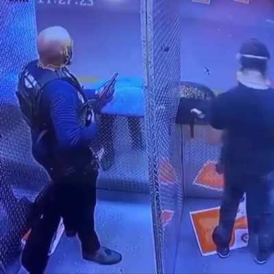 Como um "profissional" segura uma arma