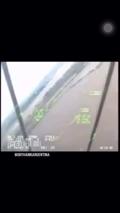 Vuelo rasante de avión Pampa