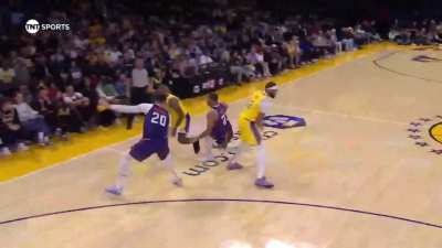 [Highlight] LeBron splits the double with ease (with replay)