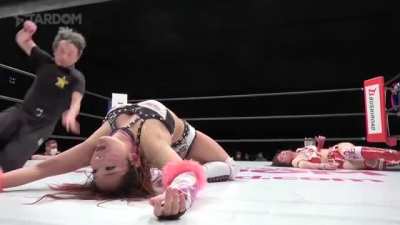 [STARDOM] An exhausted Mayu Iwatani musters the last of her strength to blast Jungle Kyona with back-to-back superkicks.