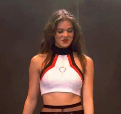 Hailee Steinfeld is a goddess 