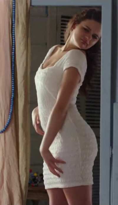 Joey King&rsquo;s thick booty in a mini dress!