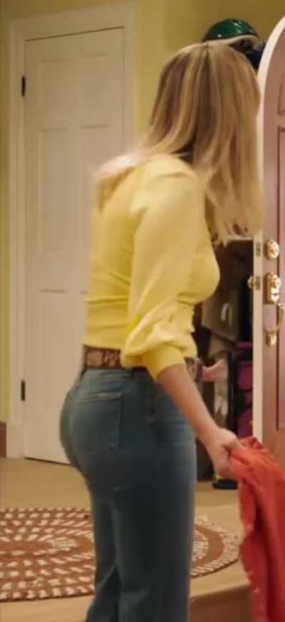 Judy Greer is so caked up (Reboot)