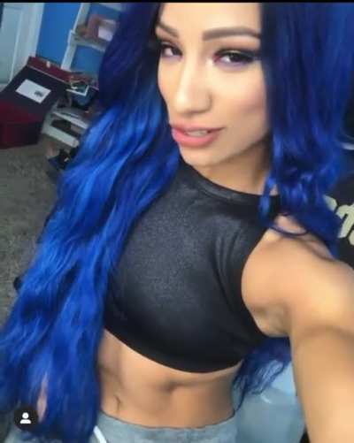 Sasha just wanted to show off her sexy tight caramel abs 🤤🤤
