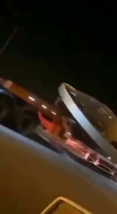 nunca olhem naves espaciais enquanto dirigem