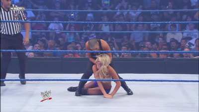 Kelly Kelly "can't breath" as she's being dominated by Serena in her first match