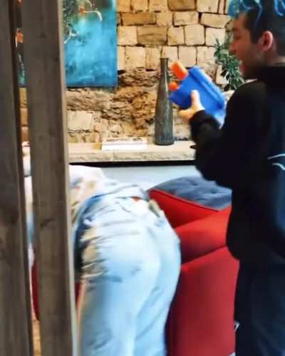 Aus dem Video: &bdquo;Helium Challenge mit Wasser Bestrafung...&ldquo; von Rezo