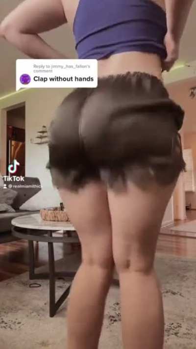 No Hands just 🍑