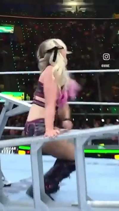Best spot of the 2025 Women&rsquo;s MITB ladder match!