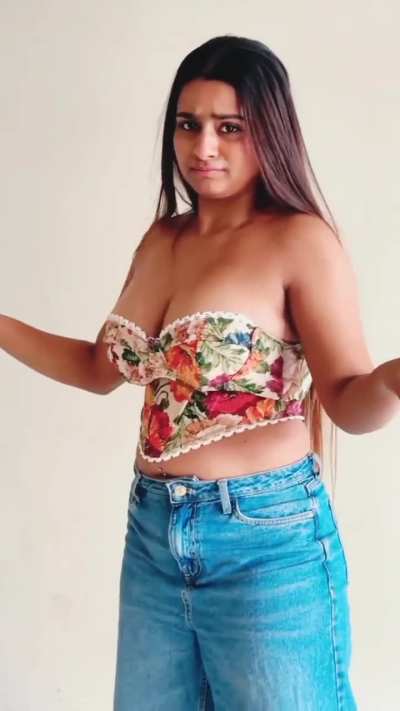 Suhu in crop top popping out😫