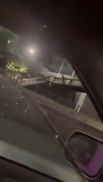 Automovilista intent&oacute; cruzar por un puente peatonal en Naucalpan, Estado de M&eacute;xico.