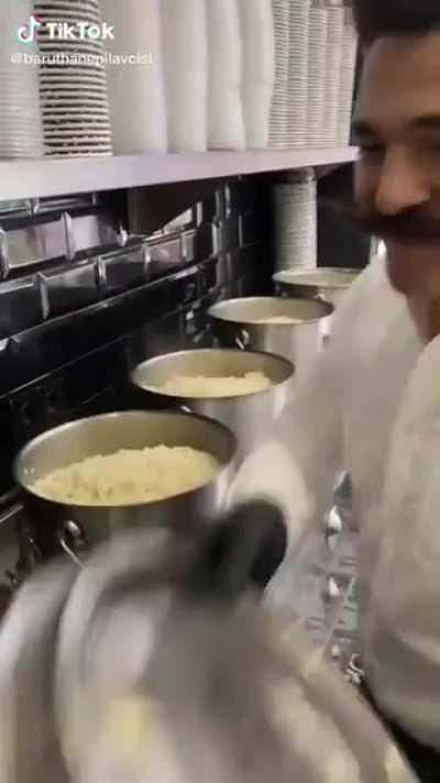 adam pilav yapmaktan delirdi mq