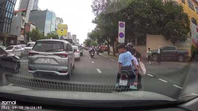 [Người Cha, C&uacute; Đấm, v&agrave; Tấm Gương] Một người cha chở ba đứa con nhỏ, chắc mới học tiểu học, vừa tan trường. Khi đi đến giao lộ đầy đ&ocirc;ng đ&uacute;c với những đo&agrave;n xe nối đu&ocirc;i nhau, anh bất ngờ cắt ngang đầu một chiếc &ocirc; t&ocirc; ...