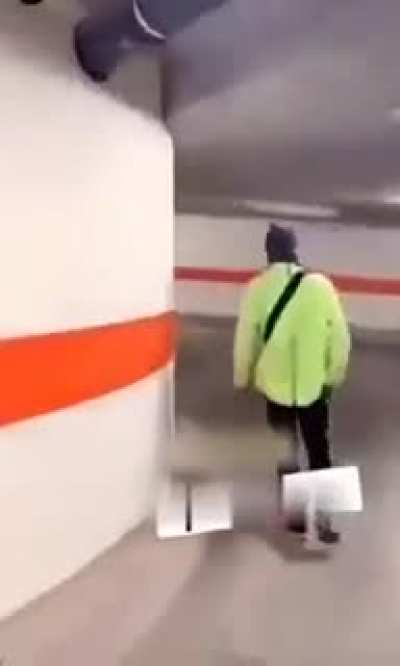 Man confront a man that stole his backpack then follow him while calling the Police