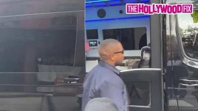 Justin Bieber gets mad and snaps on a single female fan who ask for an autograph with Hailey in N.Y.