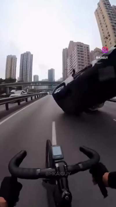 Biker shows who’s boss 😎