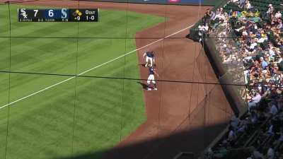 [Highlight] Chris Flexen (Mariners) overthrows to first on a sac bunt attempt, allowing the White Sox to score an easy run